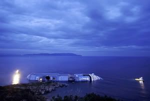 Costa Concordia si inchina al Giglio