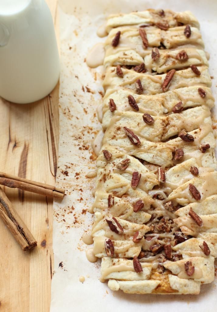 15 Thanksgiving Pumpkin Desserts: PUMPKIN PECAN STREUSEL BRAID