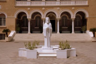 Paleis van de aartsbisschop met standbeeld van aartsbisschop Makarios de eerste president van Cyprus