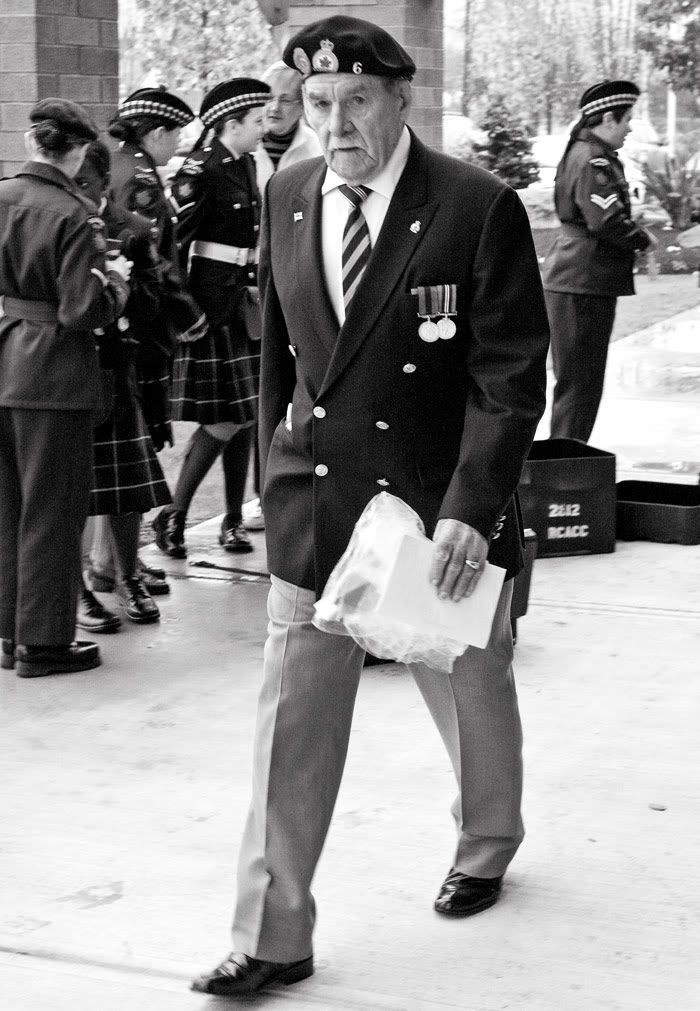 IMAGE: http://i243.photobucket.com/albums/ff44/genodm/Street/11-11-08/3D3X5376-Edit.jpg