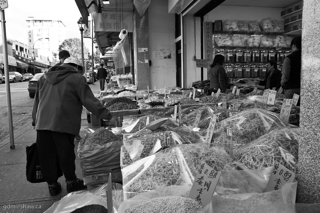IMAGE: http://i243.photobucket.com/albums/ff44/genodm/Street/Chinatown/IMG_0013.jpg